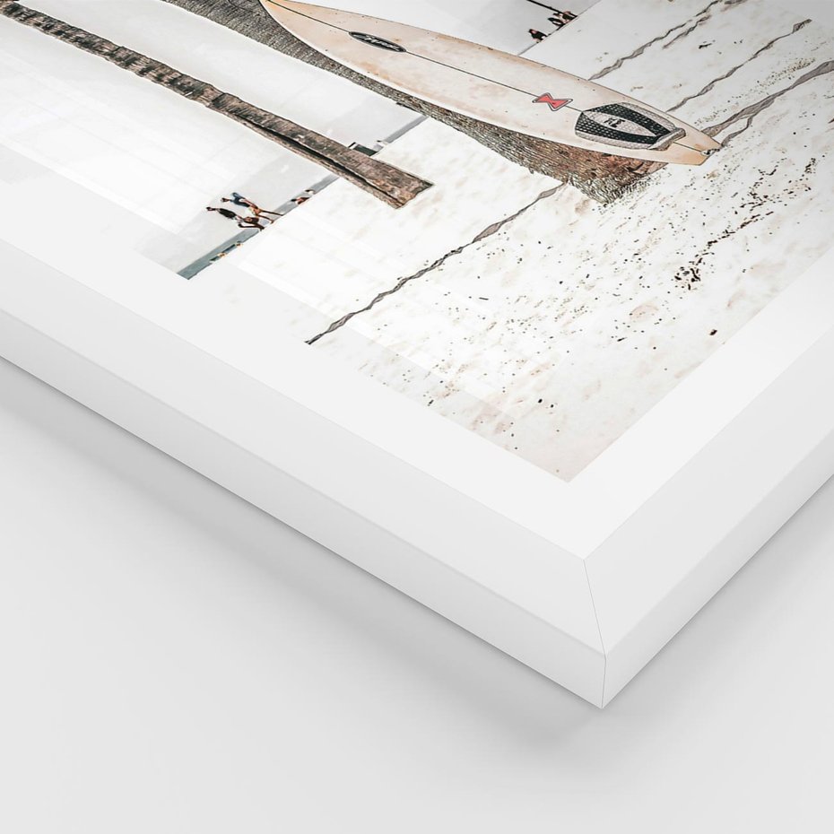 Plakat w ramie 40x50 - Plażowy Relaks - deska surfingowa, oparta o palmę - rama biała