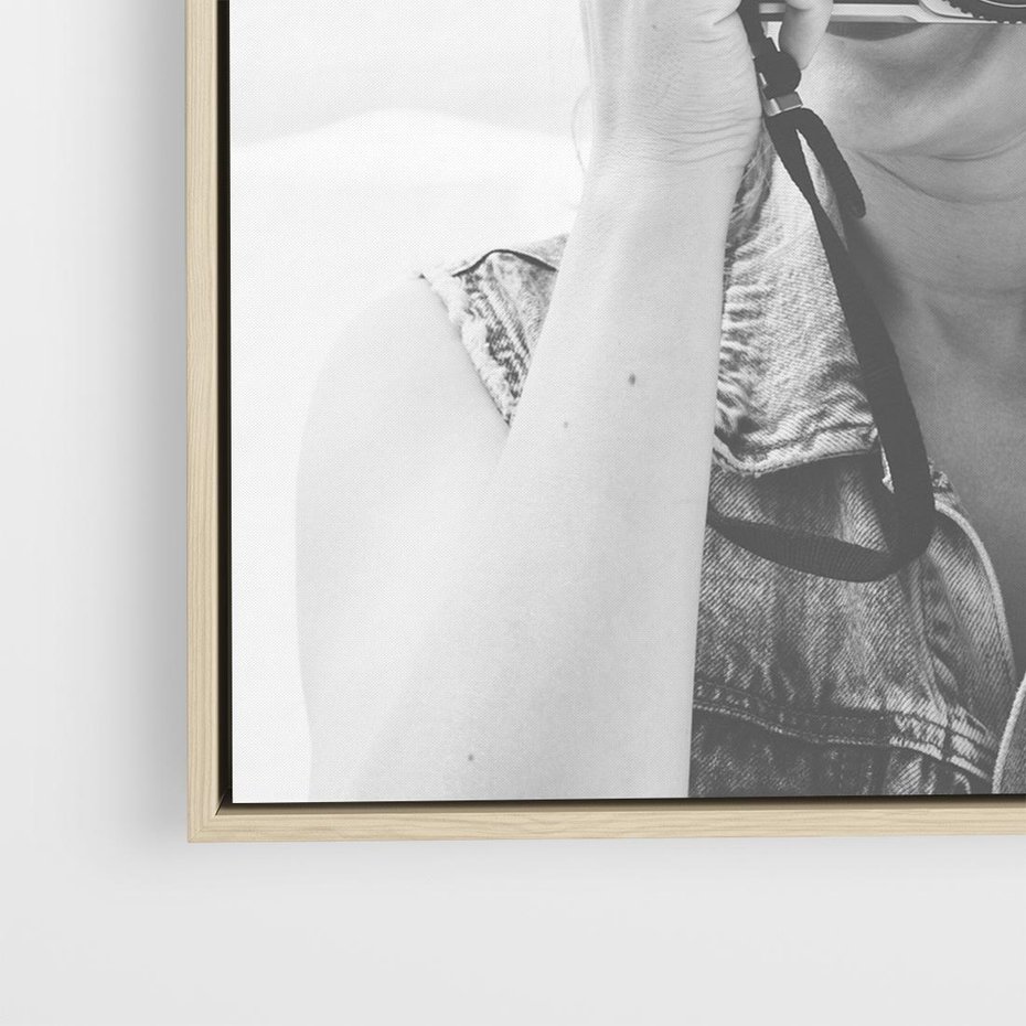 Obraz w ramie 80x80 - Zrób mi Zdjęcie - fotografia, kobieta z aparatem - rama drewno