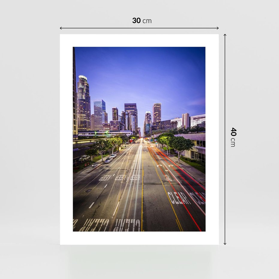 Plakat bez ramy 30x40 - Światło nocnej ulicy - miasto, nocą