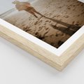 Plakat w ramie 30x40 - O Zachodzie Słońca - klimatyczna fotografia, postać biegnie po plaży - rama drewno