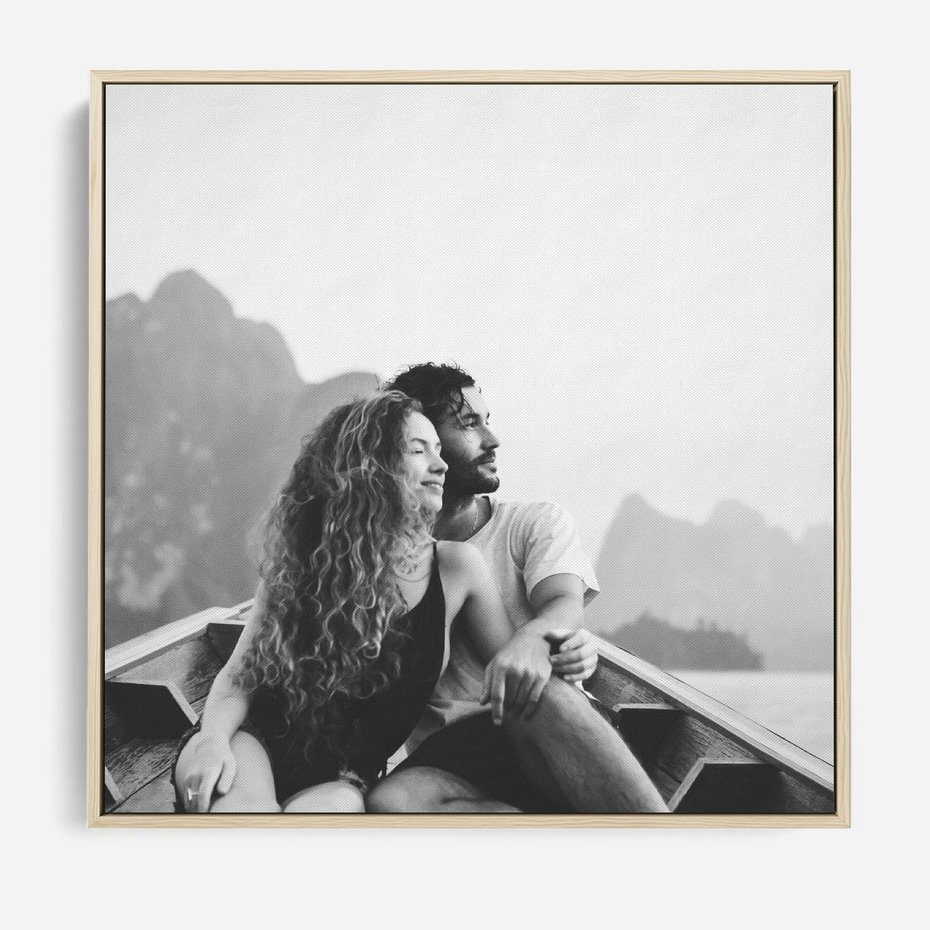Obraz w ramie 50x50 - Księga mglistych marzeń - czarno biała fotografia, para zakochanych w łodzi - rama drewno
