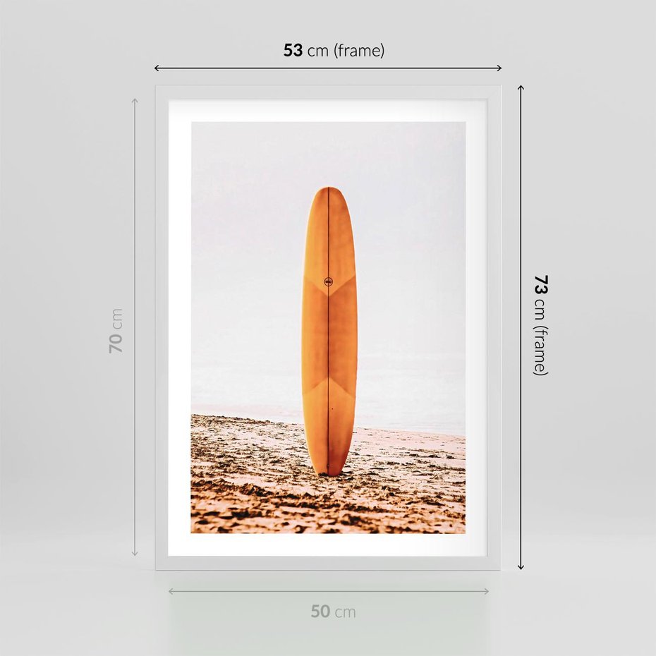 Plakat w ramie 50x70 - Deska w Piasku: Gotowa na Fale - plaża, pomarańczowa deska surfingowa wbita w piasek - rama biała