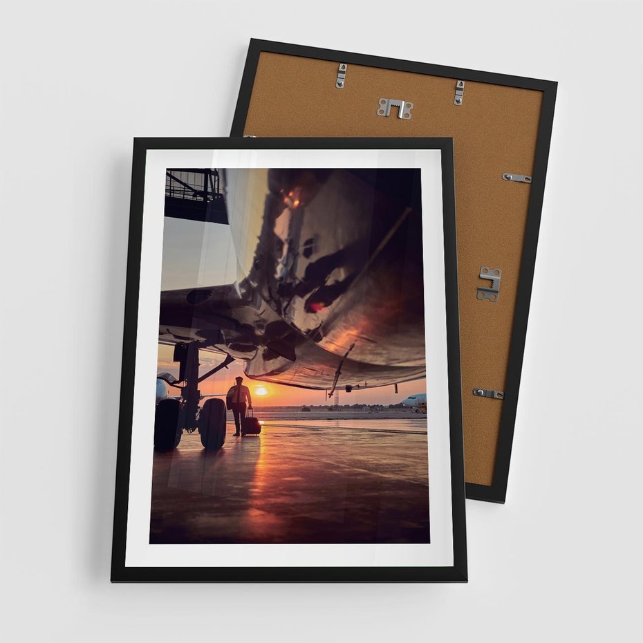 Plakat w ramie 50x70 - Podróż ku Zachodzącemu Słońcu - samolot, scena na lotnisku - rama czarna