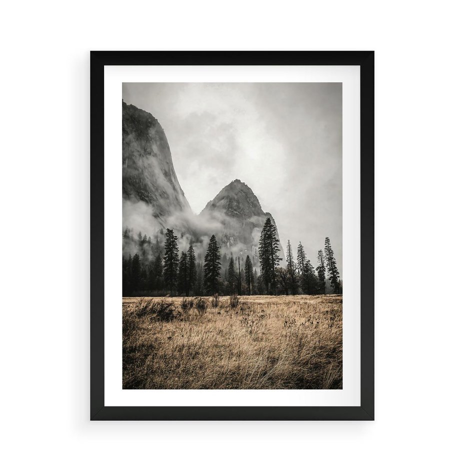 Plakat w ramie 50x70 - Mglisty Pejzaż Górski: Urok Niewidzialnośc - góry, krajobraz - rama czarna