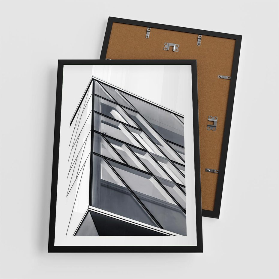 Plakat w ramie 50x70 - Architektura Przyszłości: Czarno-Białe Ujęcie - nowoczesna architektura, czarno białe zdjęcie - rama czarna