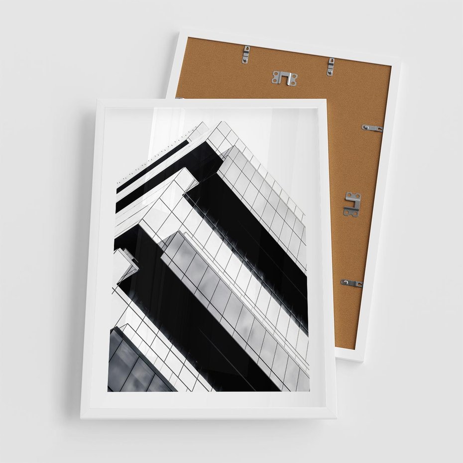 Plakat w ramie 50x70 - Nowoczesna Surowość: Wieżowiec na Czarno-Białej Grafice - architektura, wieżowiec - rama biała