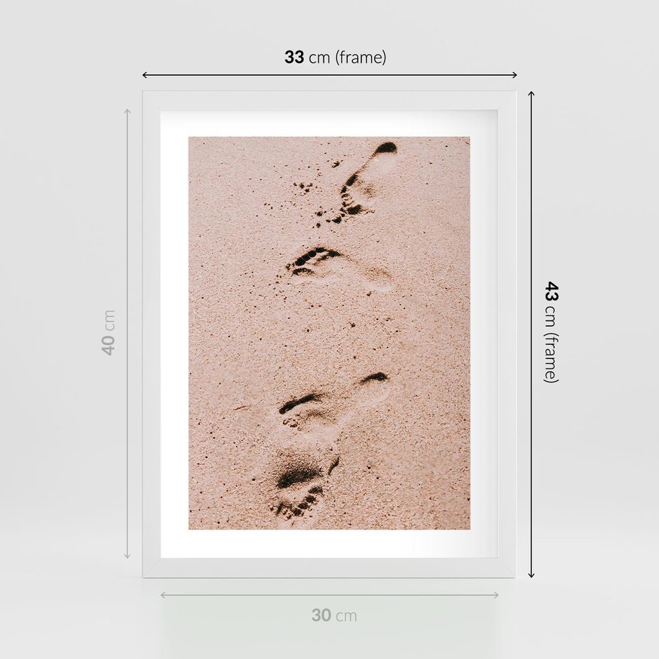 Plakat w ramie 30x40 - Ślady na Piasku - piasek, plaża - rama biała