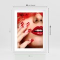 Plakat w ramie 30x40 - Piękno manicure: kolory i elegancja - paznokcie, manicure - rama biała