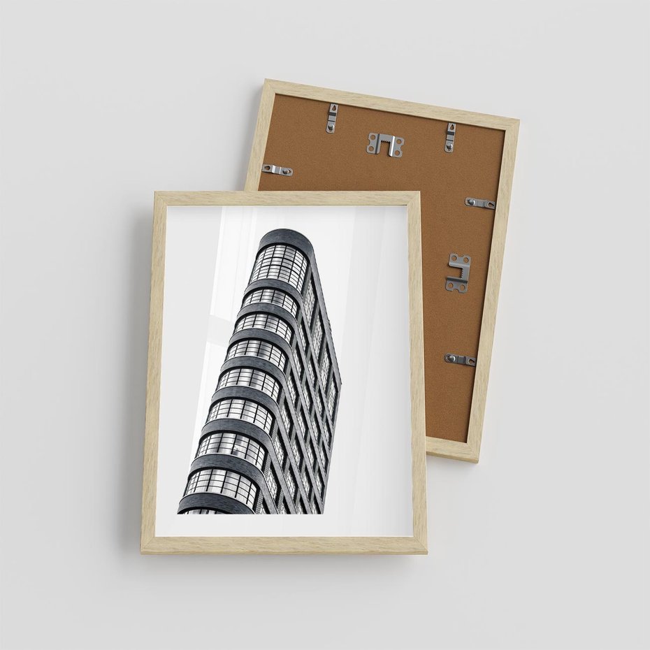 Plakat w ramie 30x40 - Wieżowiec na Monochromatycznym Obrazie - architektura, wieżowiec - rama drewno