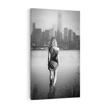 Obraz na płótnie 50x70 - Kapiel w Mieście - czarno białe zdjęcie, kobieta wchodzi do wody