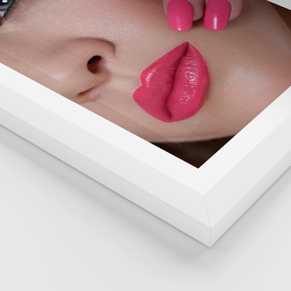 Plakat w ramie 50x70 - Usta, manicure, spa: kobieca harmonia - usta, manicure - rama biała