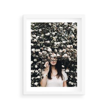 Plakat w ramie 50x70 - Kobieta w Krzewie Kwiatów - krzak z kwiatami, schowana za nim kobieta - rama biała