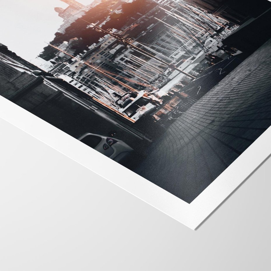 Plakat bez ramy 40x50 - Światło Portowe - czarno białe zdjecie, uliczka w nadmorskim mieście