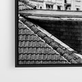 Obraz w ramie 50x50 - Miasto w Retro Odsłonie - fotografia czarno biała, ujęcie na dachy wielkiego miasta - rama czarna