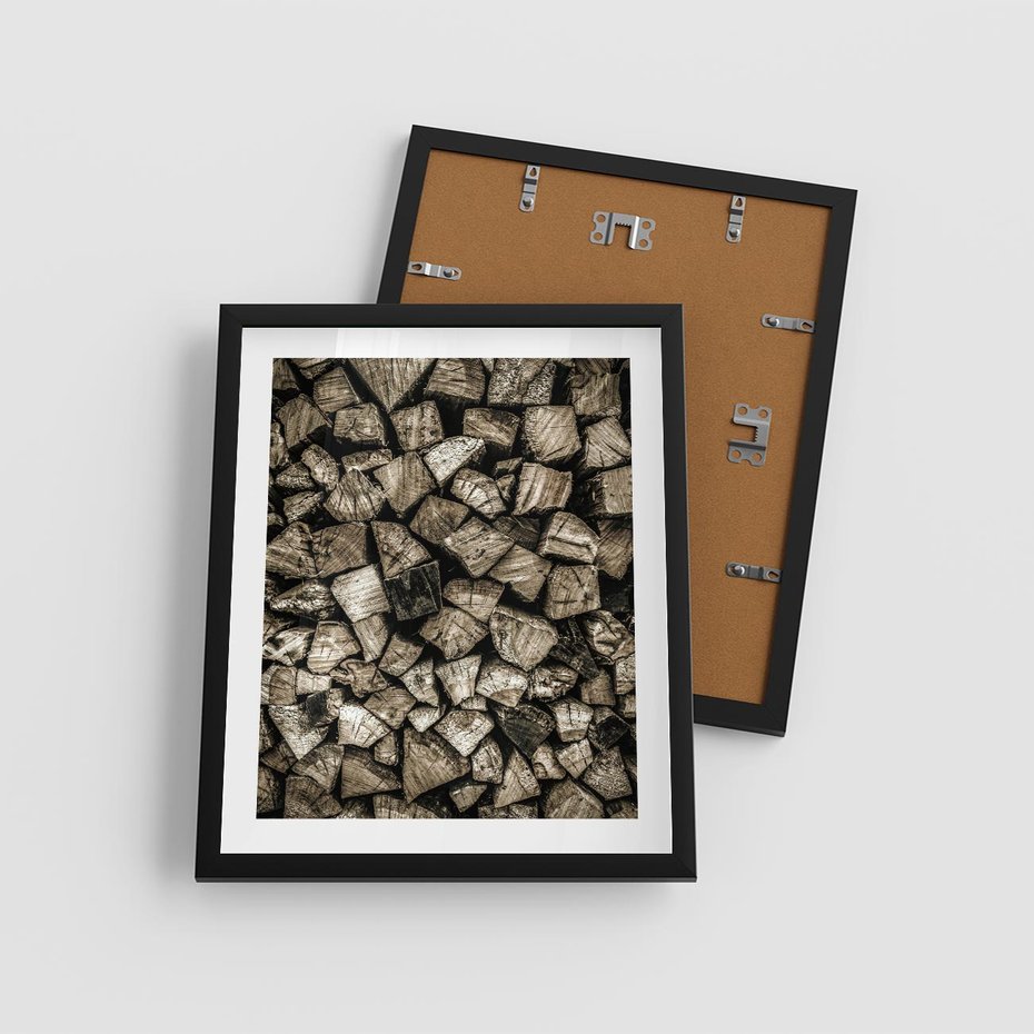 Plakat w ramie 40x50 - Piękno Drewna - belki drewna, drewno - rama czarna
