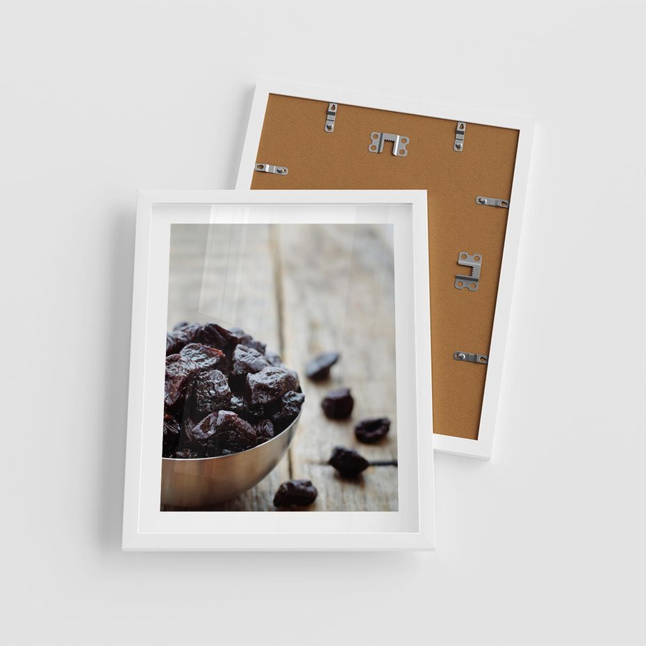 Plakat w ramie 40x50 - Smakowite rodzynki na talerzu - rodzynki, jedzenie - rama biała