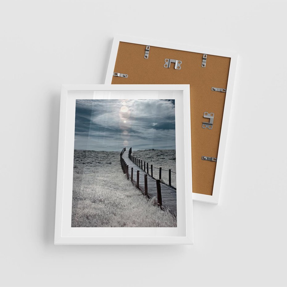 Plakat w ramie 40x50 - Burzowy pomost na plaży - plaża, pomost - rama biała
