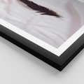 Plakat w ramie 40x50 - Prosta Elegancja - czarne pióro na białej pościeli, minimalizm - rama czarna
