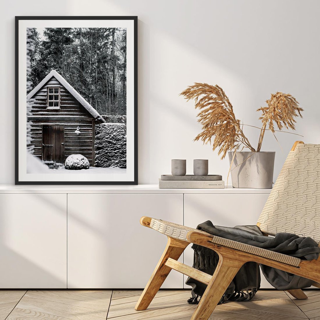 Plakat w ramie 50x70 - Zaklęta Zima - domek w lesie, śnieg - rama czarna