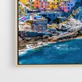 Obraz w ramie 80x80 - Barwne Wybrzeże - nadmorskie miasto na klifie, kolorowe tęczowe budynki - rama drewno