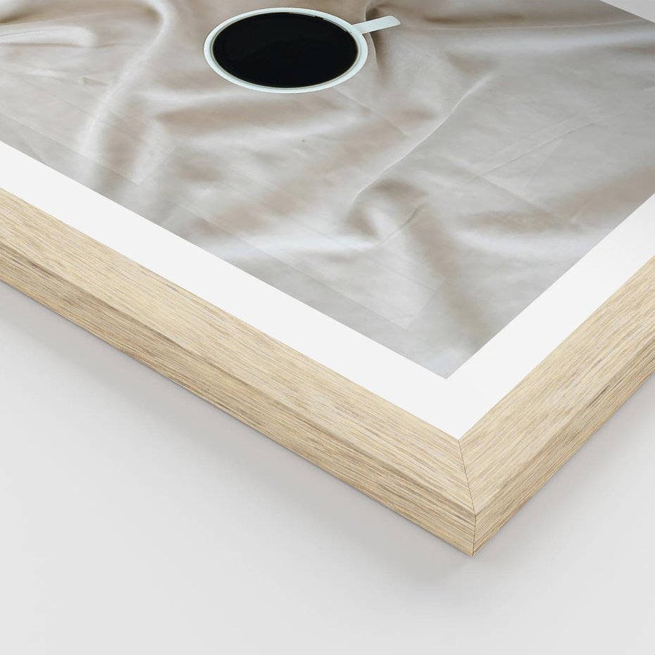 Plakat w ramie 50x70 - Poranek z Kawą - kawa filiżanka w białej pościeli - rama drewno