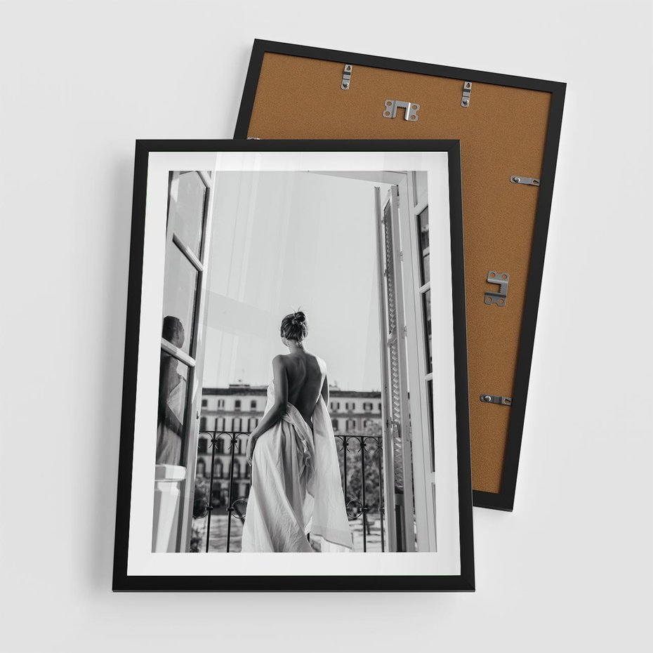 Plakat w ramie 50x70 - Poranki w Paryżu - czarno białe zdjęcie, kobieta w prześcieradle na balkonie - rama czarna