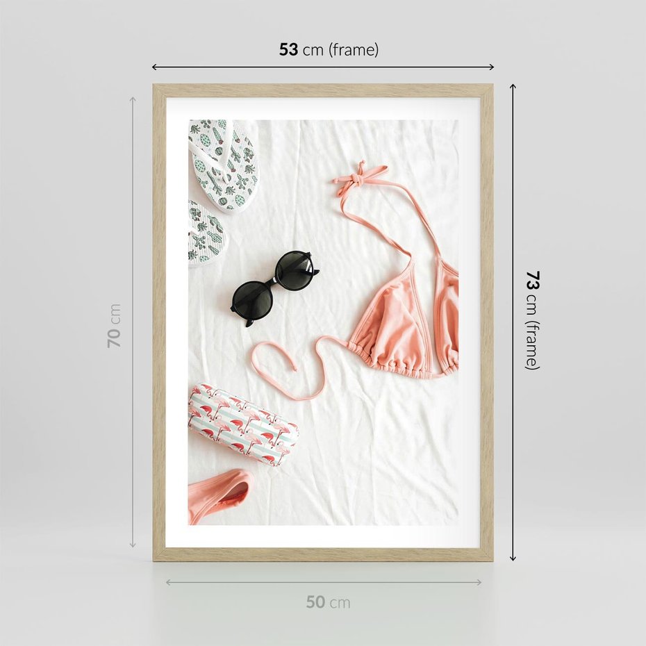 Plakat w ramie 50x70 - Letnia Elegancja na Plaży - kompozycja, elementy stroju na plażę - rama drewno