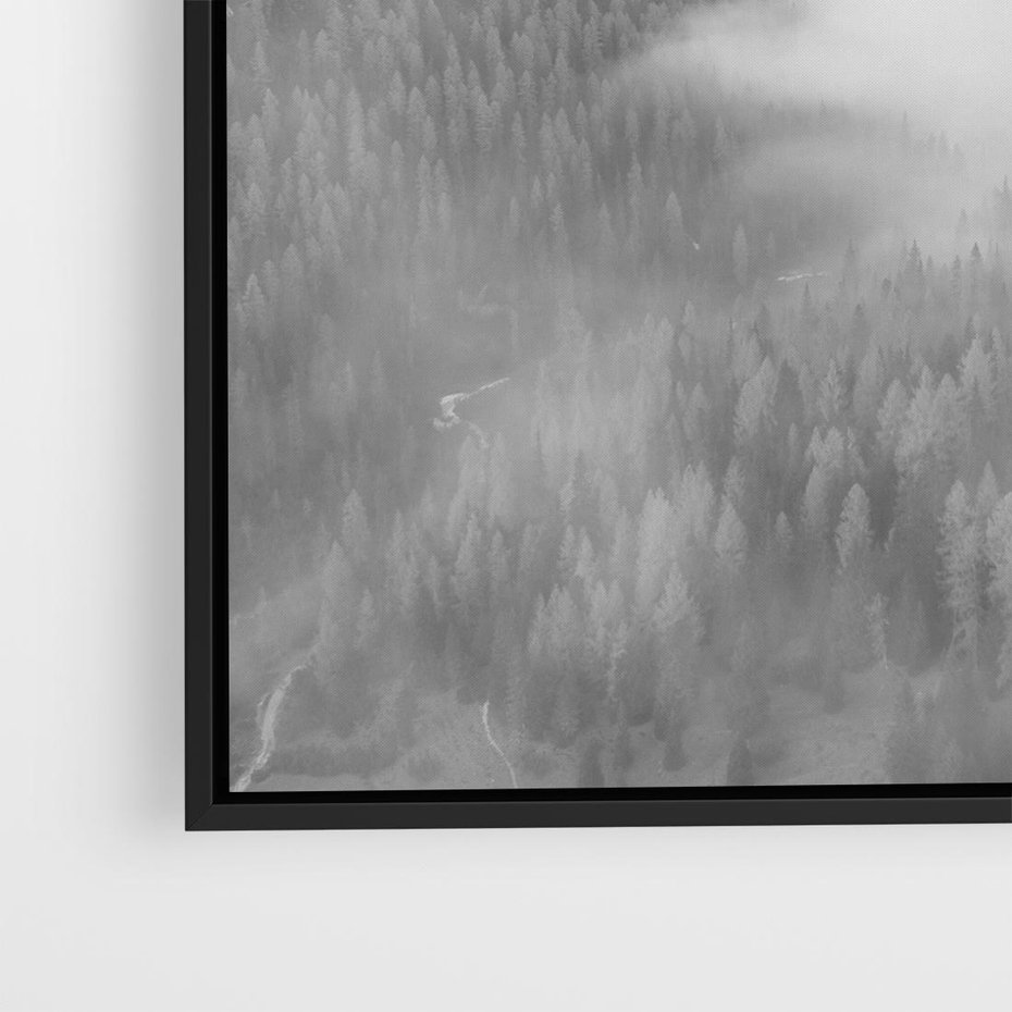 Obraz w ramie 50x50 - Szare Góry - zamglony krajobraz, las - rama czarna