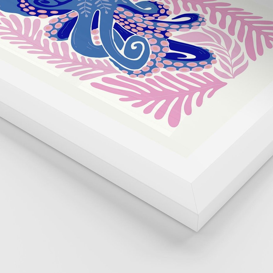 Plakat w ramie 30x40 - Rozkwitające marzenia - abstrakcyjna kompozycja, niebieska ośmiornica wśród różowej roślinnośći - rama biała