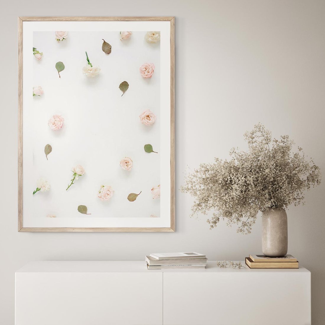 Plakat w ramie 50x70 - Romantyczna Kompozycja z Różami - kompozycja kwiatowa, róże - rama drewno