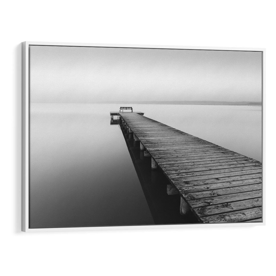Obraz w ramie 70x50 - Mglista Perspektywa - czarno biała fotografia, drewniany pomost na jeziorze - rama biała