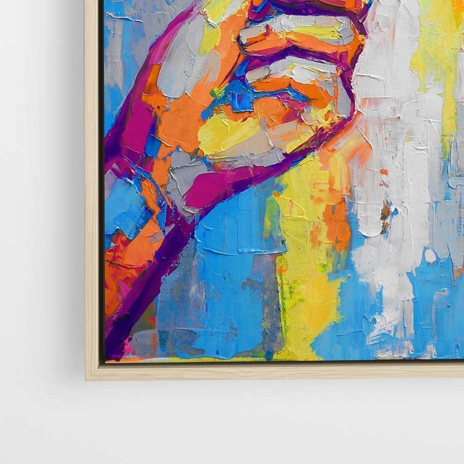 Obraz w ramie 80x80 - Refrakcje wewnętrznego światła - abstrakcyjne dzieło, dłoń trzyma żarówkę - rama drewno