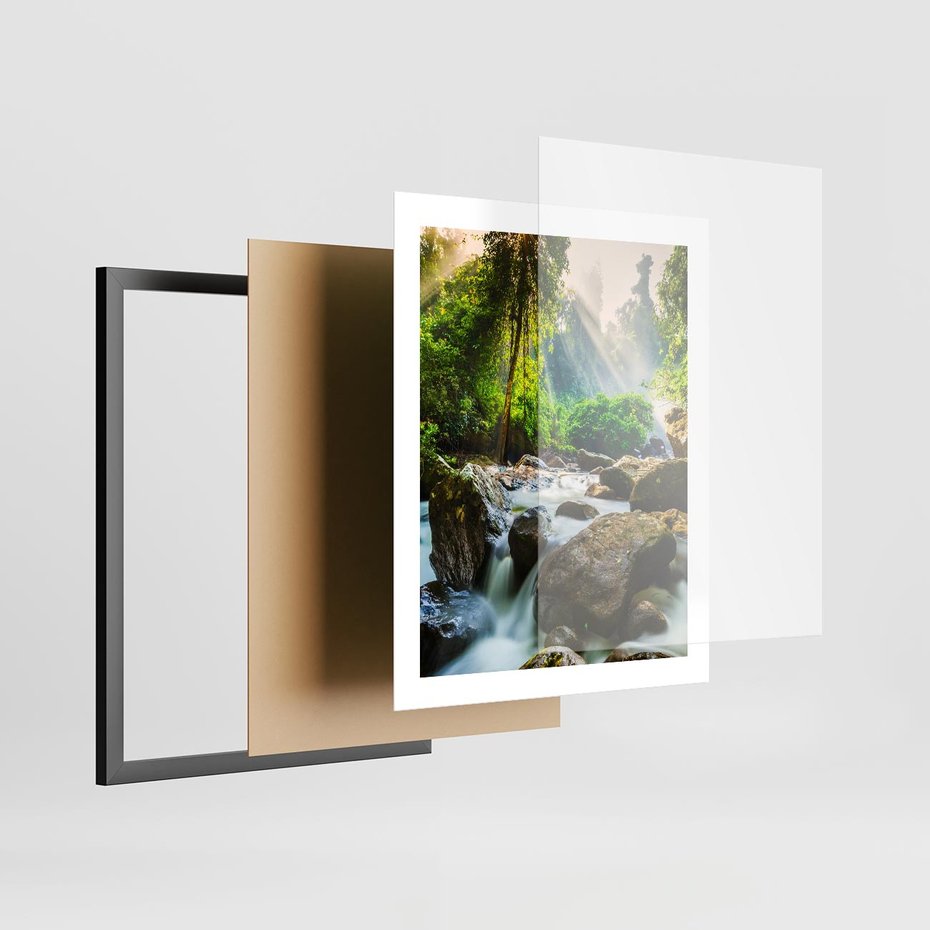 Plakat w ramie 40x50 - Idylliczny strumyk w urokliwym lesie - strumyk, las - rama czarna