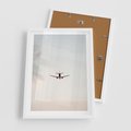Plakat w ramie 50x70 - W Powietrzu: Samolot na Niebie - samolot w przestworzach, samolot na niebie - rama biała