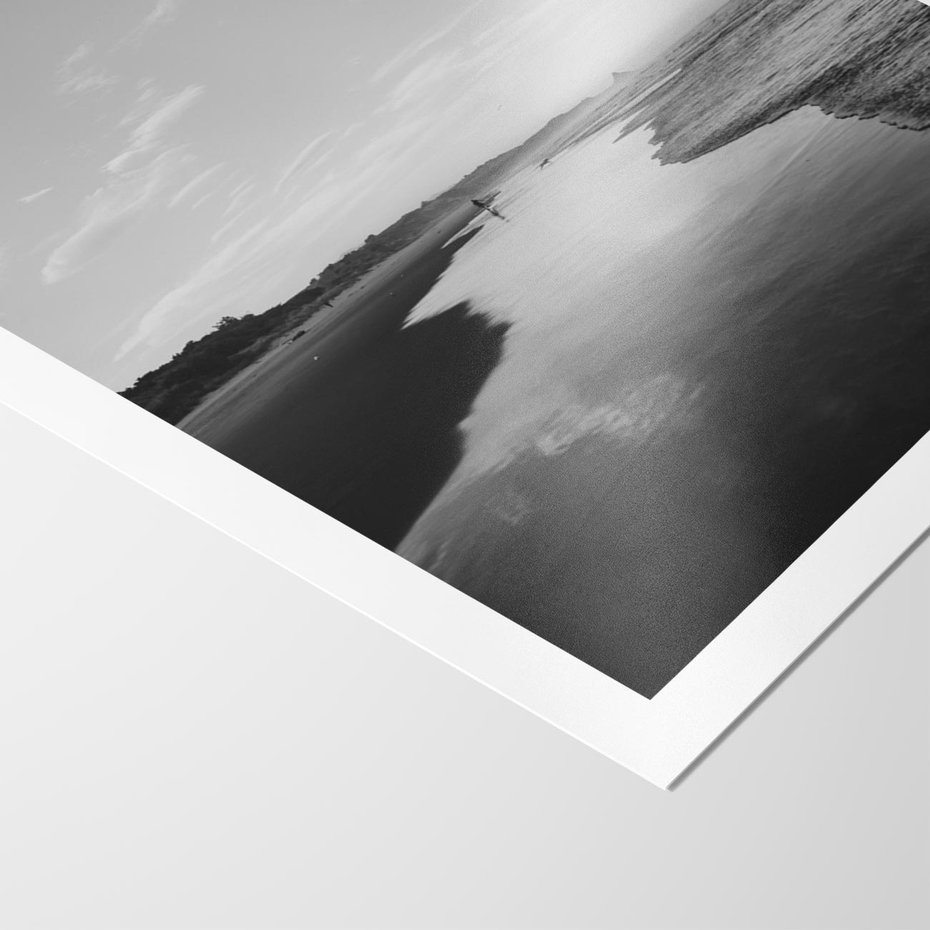 Plakat bez ramy 21x30 - Nadmorska Melodia - czarno białe zdjęcie, plaża