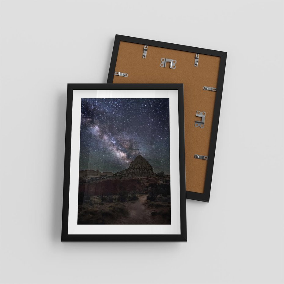 Plakat w ramie 30x40 - Gwiaździsta Noc na Pustyni - noc na pustyni, gwiździste niebo - rama czarna