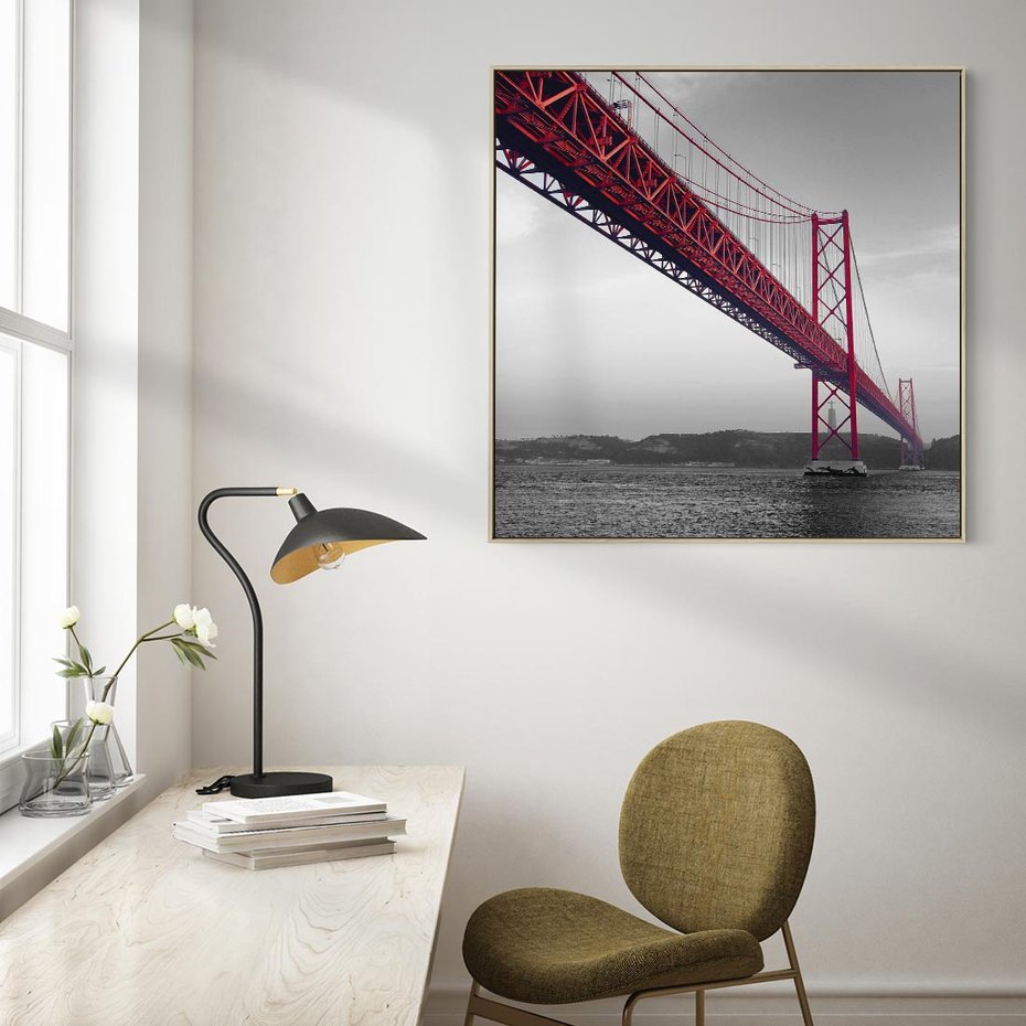 Obraz w ramie 50x50 - Majestatyczny Most - czarno biała fotografia, czerwony stalowy most nad rzeką - rama drewno