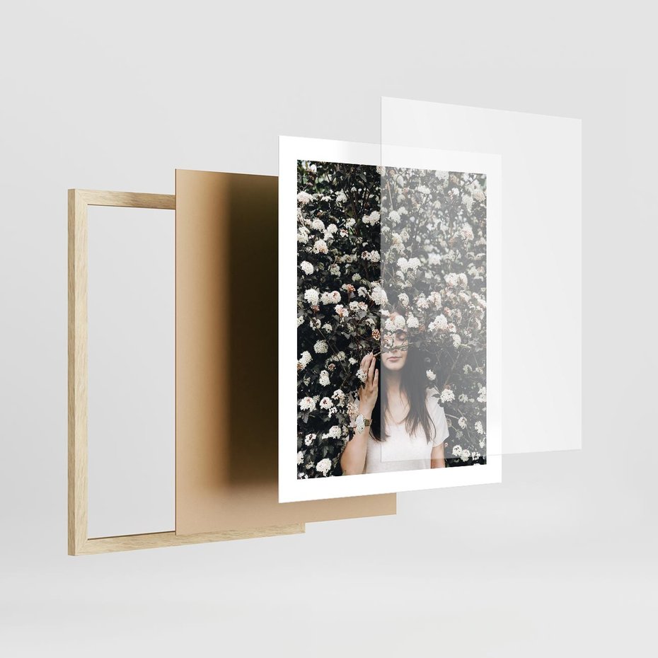 Plakat w ramie 40x50 - Kobieta w Krzewie Kwiatów - krzak z kwiatami, schowana za nim kobieta - rama drewno
