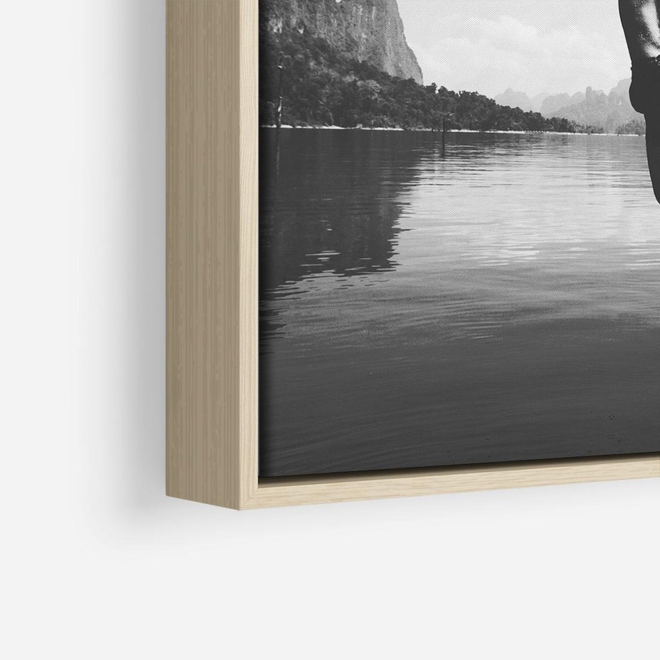 Obraz w ramie 80x80 - Beztroska Chwila - czarno biała fotografia, mężczyzna wesoło wskakuje do keziora w górach - rama drewno