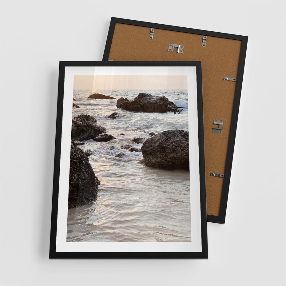 Plakat w ramie 50x70 - Dramatyczna Sceneria: Morze i Skały nad Brzegiem - fale, morze - rama czarna