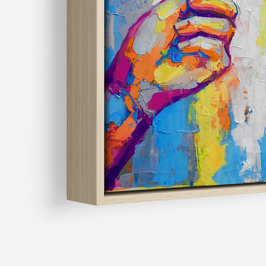 Obraz w ramie 80x80 - Refrakcje wewnętrznego światła - abstrakcyjne dzieło, dłoń trzyma żarówkę - rama drewno