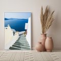 Obraz w ramie 70x100 - Malowniczy urok wyspy - Santorini, schodki - rama biała
