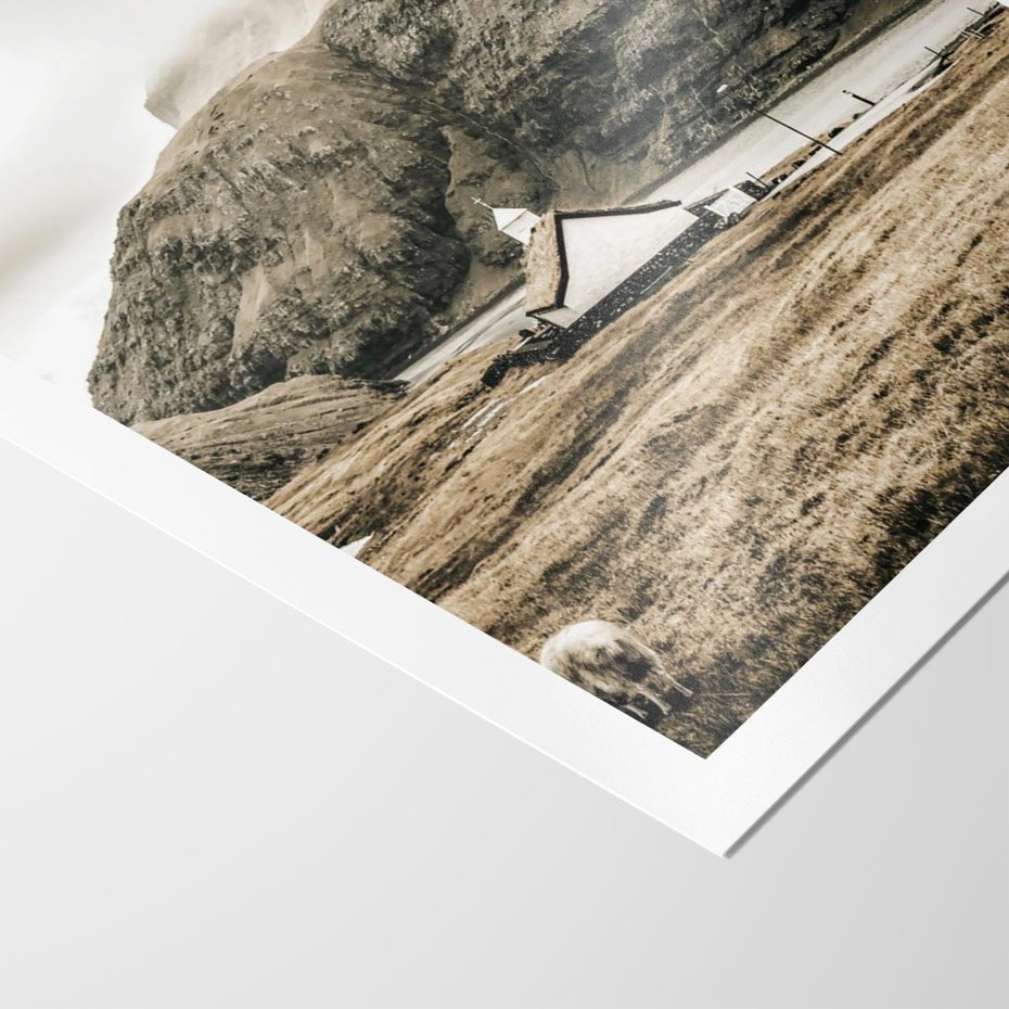 Plakat bez ramy 50x70 - Kościół na Wzgórzu: Sepia Nostalgii - kościół w górach, na wzgórzu