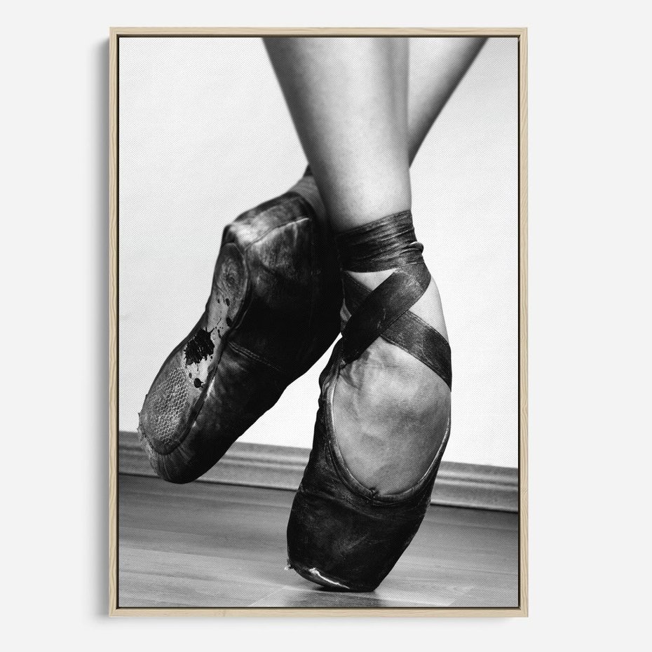 Obraz w ramie 80x120 - Taniec Zmysłów - artystyczne zdjęcie, odcienie szarości - rama drewno