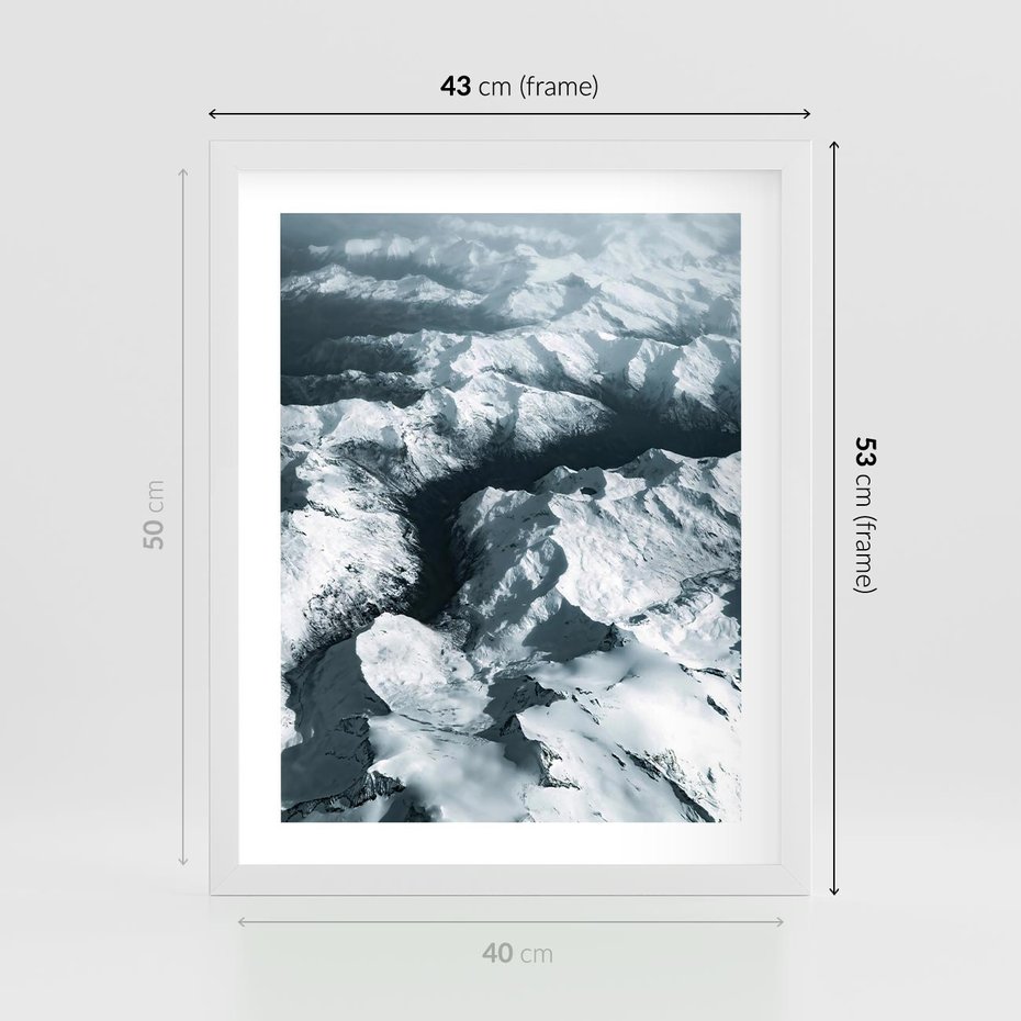 Plakat w ramie 40x50 - Ośnieżone Szczyty z Wysoka - ośnieżone szczyt górskie, zdjęcie z lotu ptaka - rama biała