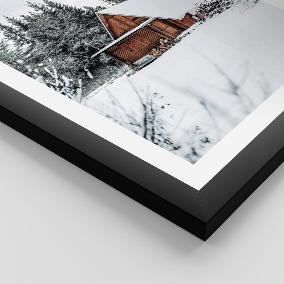 Plakat w ramie 50x70 - Ujęcie zimy w Górach - domek w górach w zimie, śnieg - rama czarna