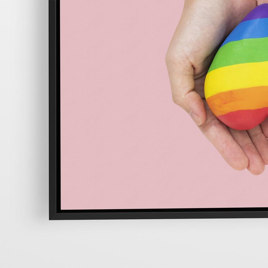 Obraz w ramie 50x50 - Miłość na Dłoniach - zdjęcie, dłonie trzymają ulepione tęczowe serce - rama czarna