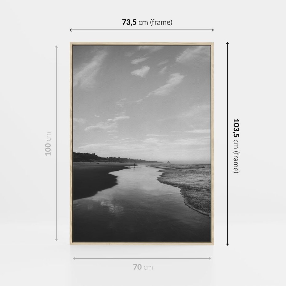 Obraz w ramie 70x100 - Nadmorska Melodia - czarno białe zdjęcie, plaża - rama drewno