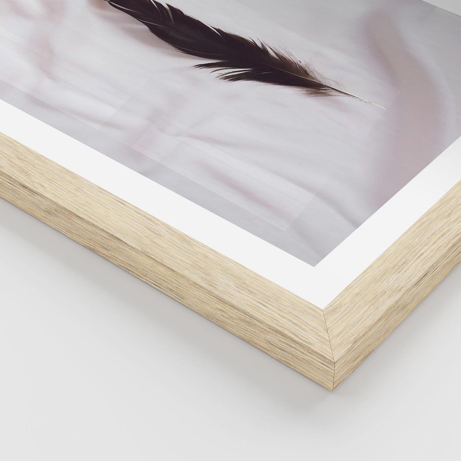 Plakat w ramie 50x70 - Prosta Elegancja - czarne pióro na białej pościeli, minimalizm - rama drewno