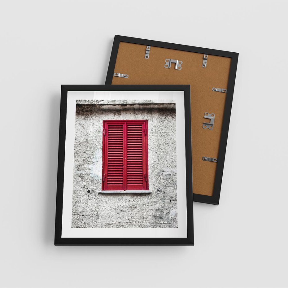 Plakat w ramie 40x50 - Okno z Czerwonymi Okiennicami - stare okno, kamienica - rama czarna